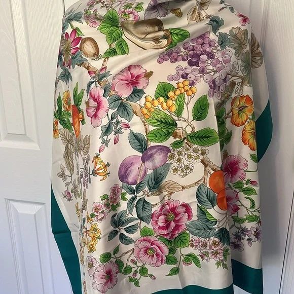 Gucci Blooms Silk Flora Garden Scarf - Picture 6 of 12